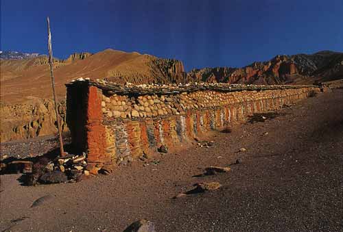 
The longest mani wall in Upper Mustang between Ghemi and Tsarang - Nepalese Journey: The Essence of the Annapurna Circuit book
